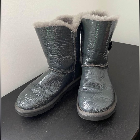 Ugg boots, fuzzy women’s uggs size 6 - Picture 3 of 6